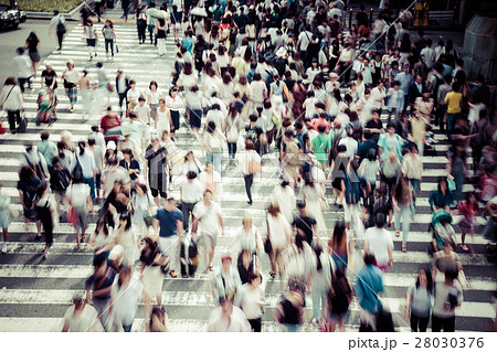 横断歩道を渡る大勢の人々 日本人 28030376