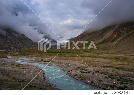 Landscape view along Manali-Leh high way in India  28032145