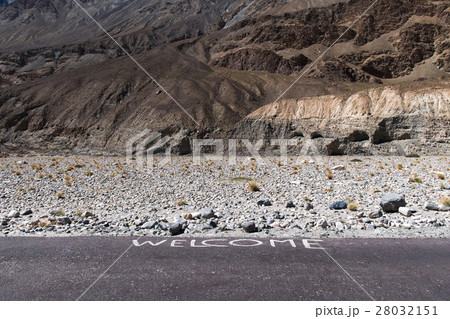 Welcome sign on the road in Leh 28032151