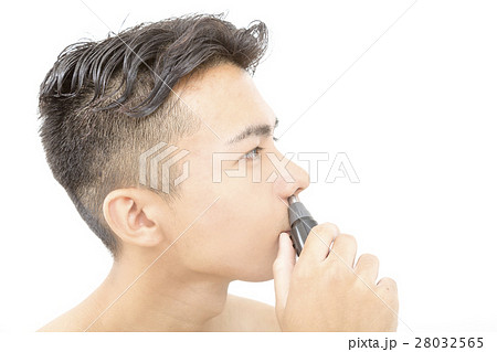 メンズビューティ　鼻毛カッターでケア　白バック　横顔 28032565