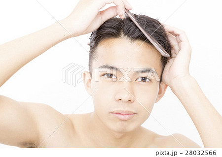 メンズビューティ　整髪　ヘアースタイルを整える　寝ぐせ直し　アップ　カメラ目線　白バック 28032566