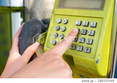Dialing a payphone 28033549