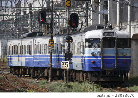 長岡駅を出発する上越線115系（水上⇔長岡） 28033670