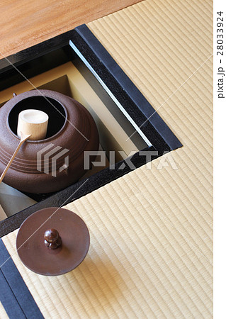 和室:茶釜と炉(縦位置) 和室:茶釜と炉(縦位置) 28033924