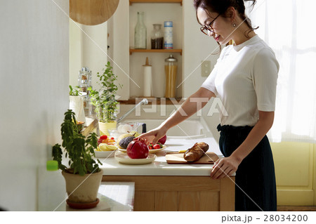料理にこだわる女性 料理にこだわる女性 28034200