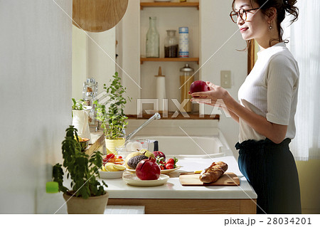 料理にこだわる女性 28034201