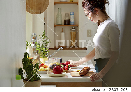料理にこだわる女性 料理にこだわる女性 28034203