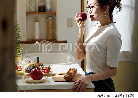 料理にこだわる女性 28034204