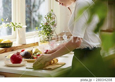 料理にこだわる女性 28034208