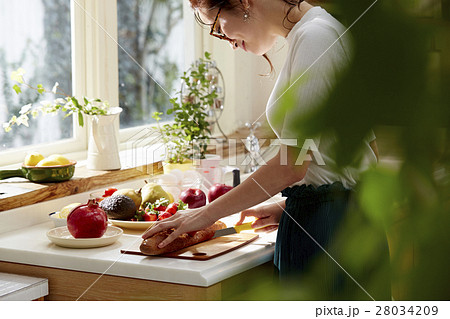 料理にこだわる女性 28034209