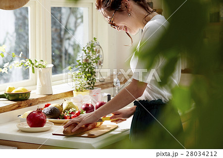 料理にこだわる女性の写真素材