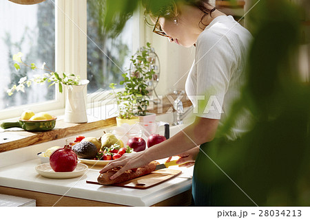料理にこだわる女性 料理にこだわる女性 28034213