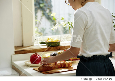 料理にこだわる女性 料理にこだわる女性 28034239
