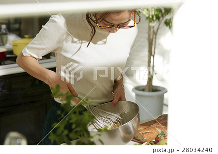 料理にこだわる女性 料理にこだわる女性 28034240