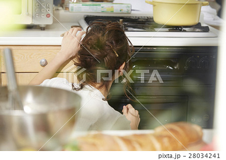 料理にこだわる女性 料理にこだわる女性 28034241