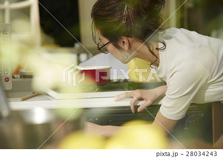 料理にこだわる女性 料理にこだわる女性 28034243