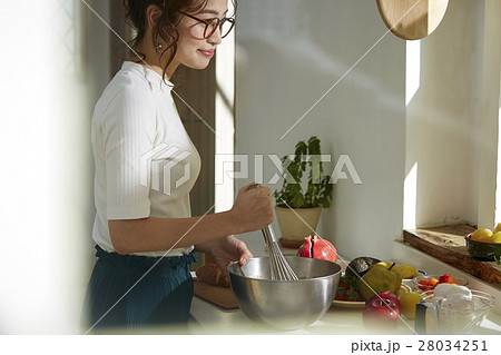 料理にこだわる女性 28034251