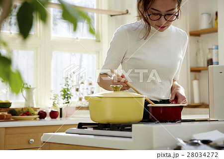 料理にこだわる女性 料理にこだわる女性 28034272