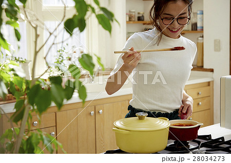料理にこだわる女性 料理にこだわる女性 28034273