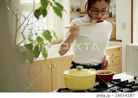 料理にこだわる女性 28034287