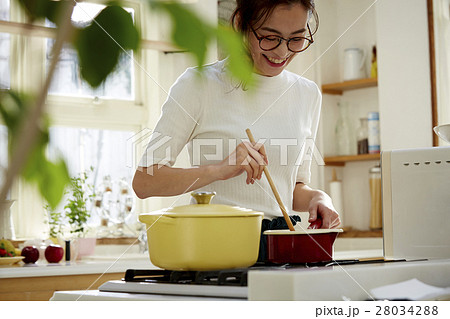 料理にこだわる女性 28034288