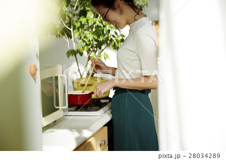 料理にこだわる女性 28034289