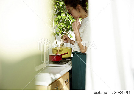料理にこだわる女性 28034291