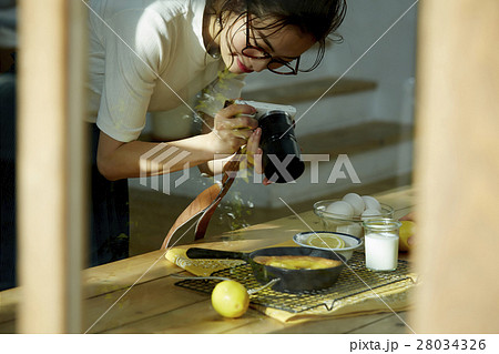 自作料理を撮影する女性 自作料理を撮影する女性 28034326
