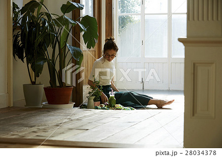 自宅でリラックスする女性 28034378