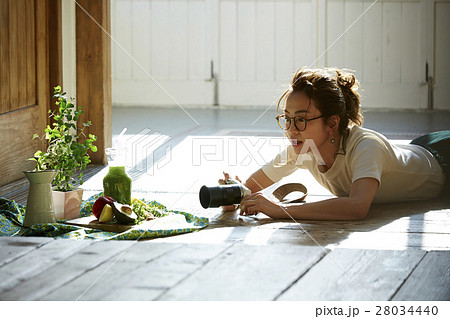 自作料理を撮影する女性 自作料理を撮影する女性 28034440