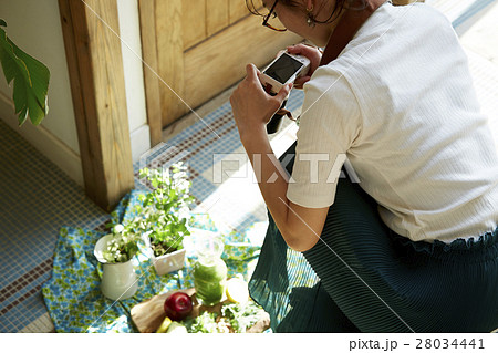 自作料理を撮影する女性 自作料理を撮影する女性 28034441
