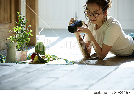 自作料理を撮影する女性 28034463