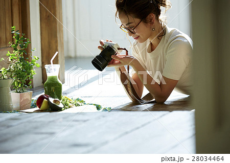 自作料理を撮影する女性 自作料理を撮影する女性 28034464