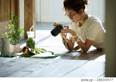 自作料理を撮影する女性 28034477