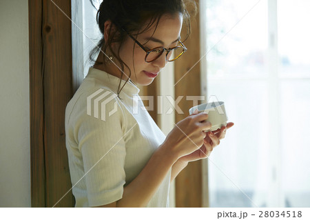 マグカップを持つ女性 28034518