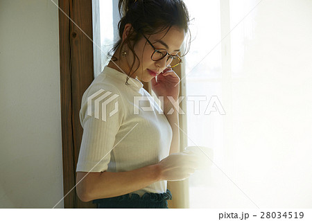 マグカップを持つ女性 28034519