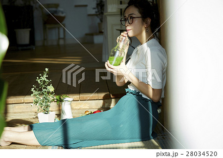 自宅でリラックスする女性 28034520