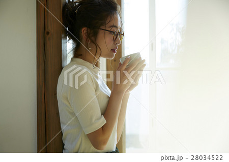 マグカップを持つ女性 28034522