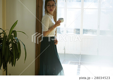 マグカップを持つ女性 28034523