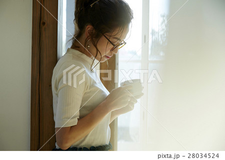 マグカップを持つ女性 28034524