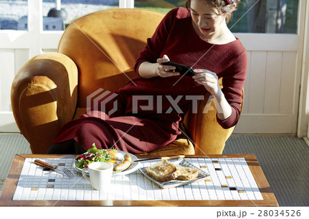 自作料理を撮影する女性 28034526