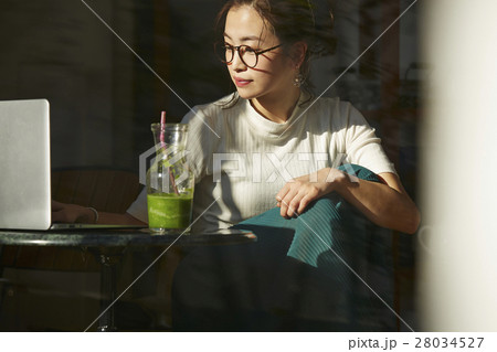 カフェで過ごす女性 28034527
