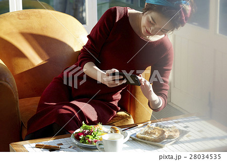 自作料理を撮影する女性 28034535