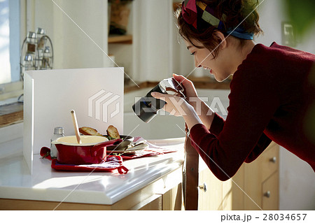 自作料理を撮影する女性 28034657