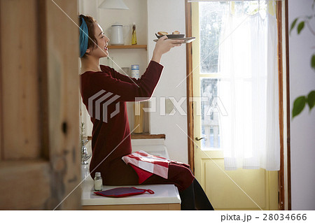 料理の完成を喜ぶ女性 料理の完成を喜ぶ女性 28034666