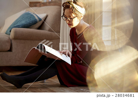 読書をする女性 28034681