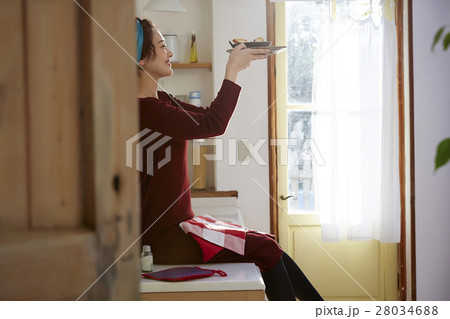 料理の完成を喜ぶ女性 28034688