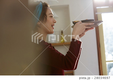 料理の完成を喜ぶ女性 28034697