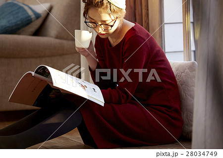 読書をする女性の写真素材