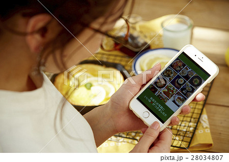 料理写真をSNSにアップする女性 28034807